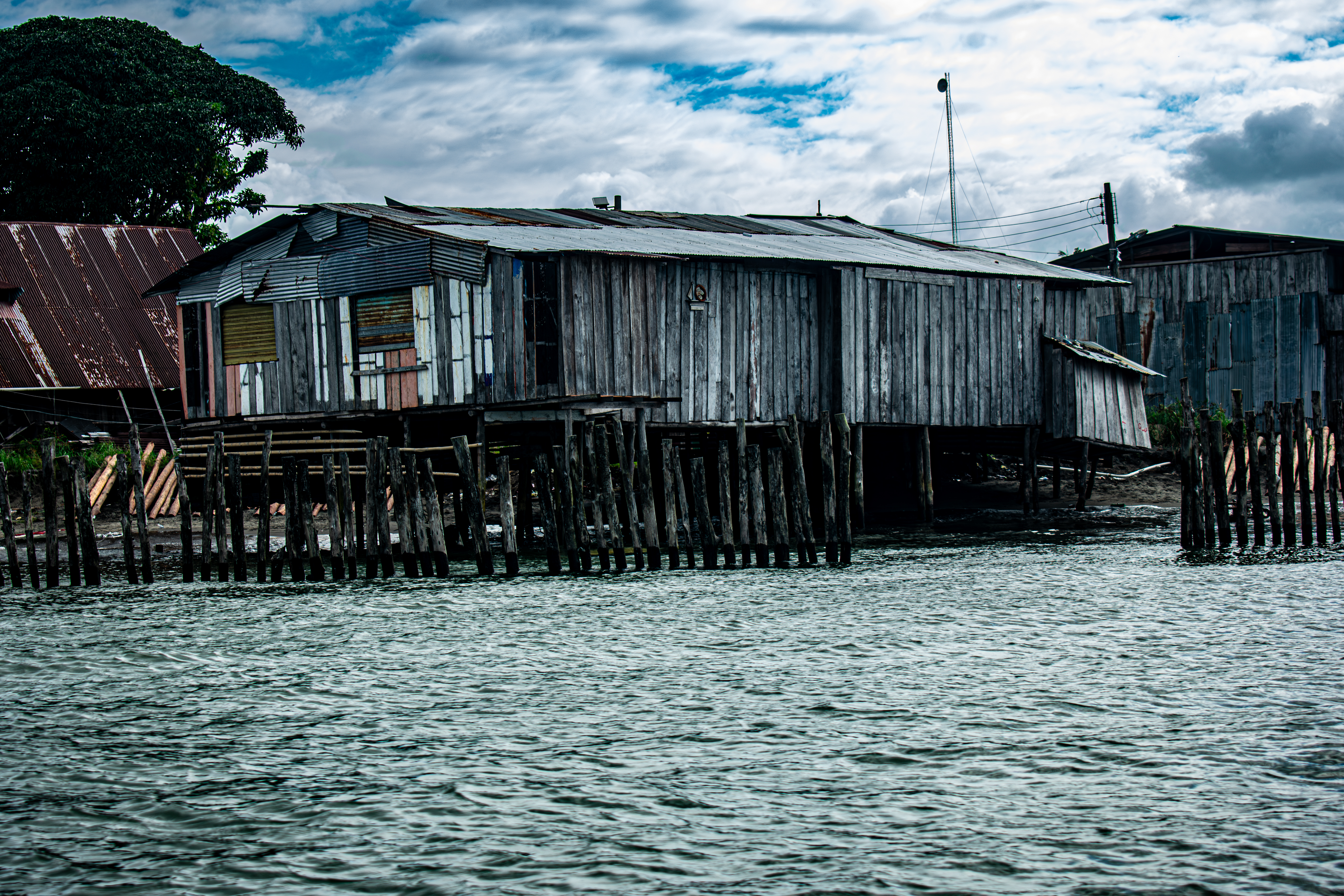 Frente a algunas edificaciones se levantan muros de madera con el fin de disminuir la acción de las olas. Fotografía: Manuel José Cárdenas Martínez.