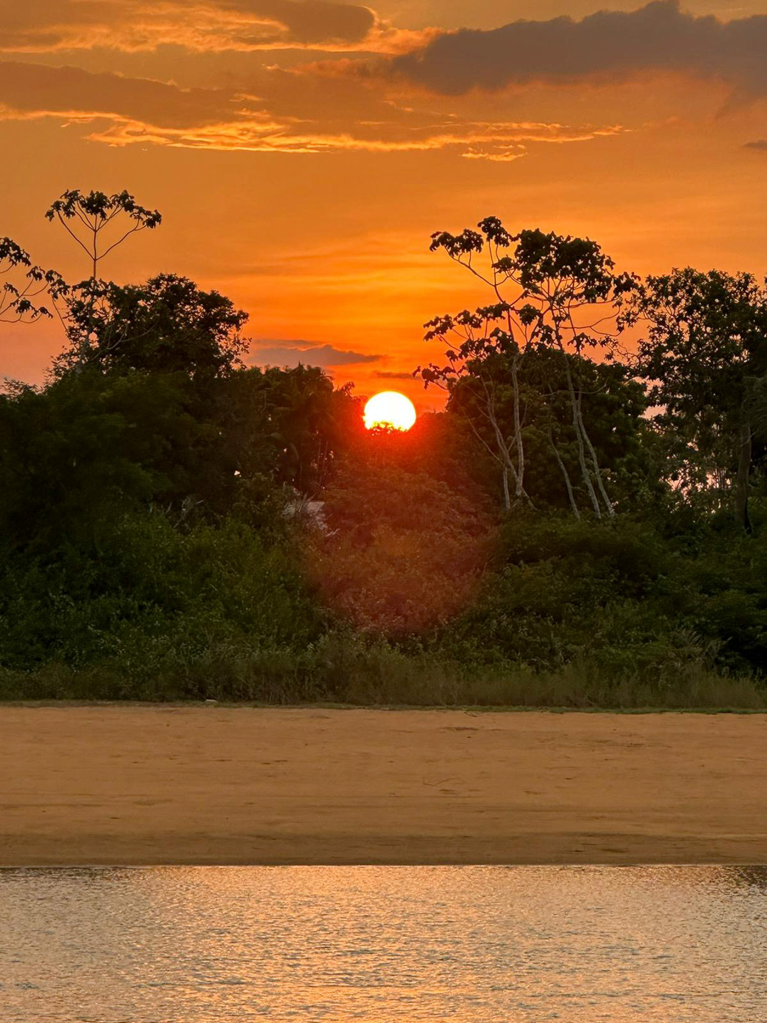 Pôr do sol na praia de Alter do Chão no encerramento da viagem