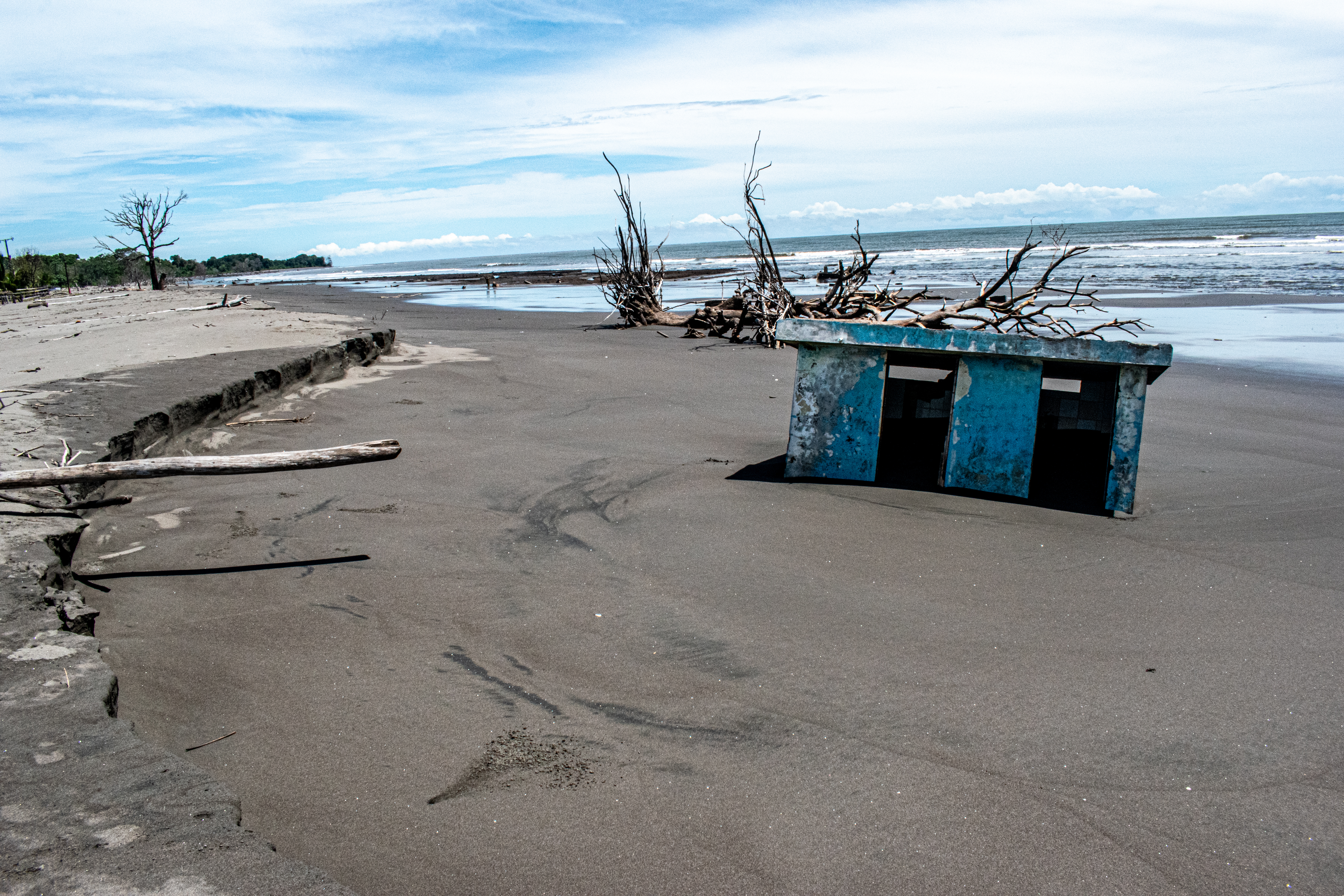 En 2023, una gran puja del océano consumió la costa de Mulatos, derribando edificaciones y desplazando a sus habitantes. Foto: Cortesía Parques Nacionales Naturales.