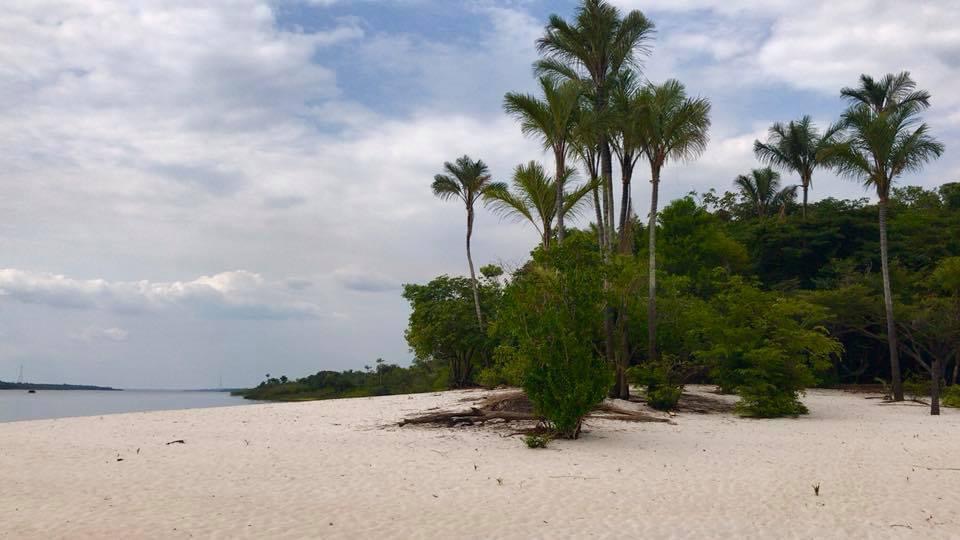 Faixa de areia da Ponta Grande cercada por água dos dois lados