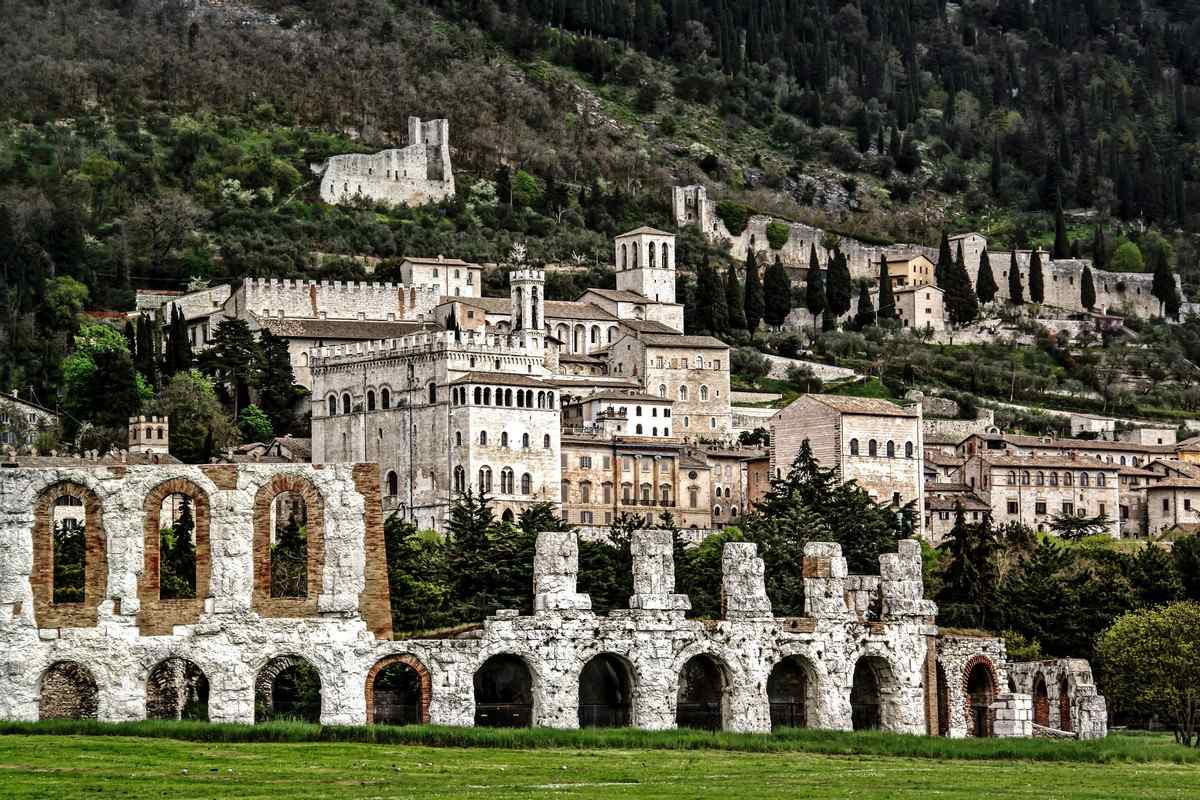 Gubbio — Cartello QR GetYourGuide Umbria