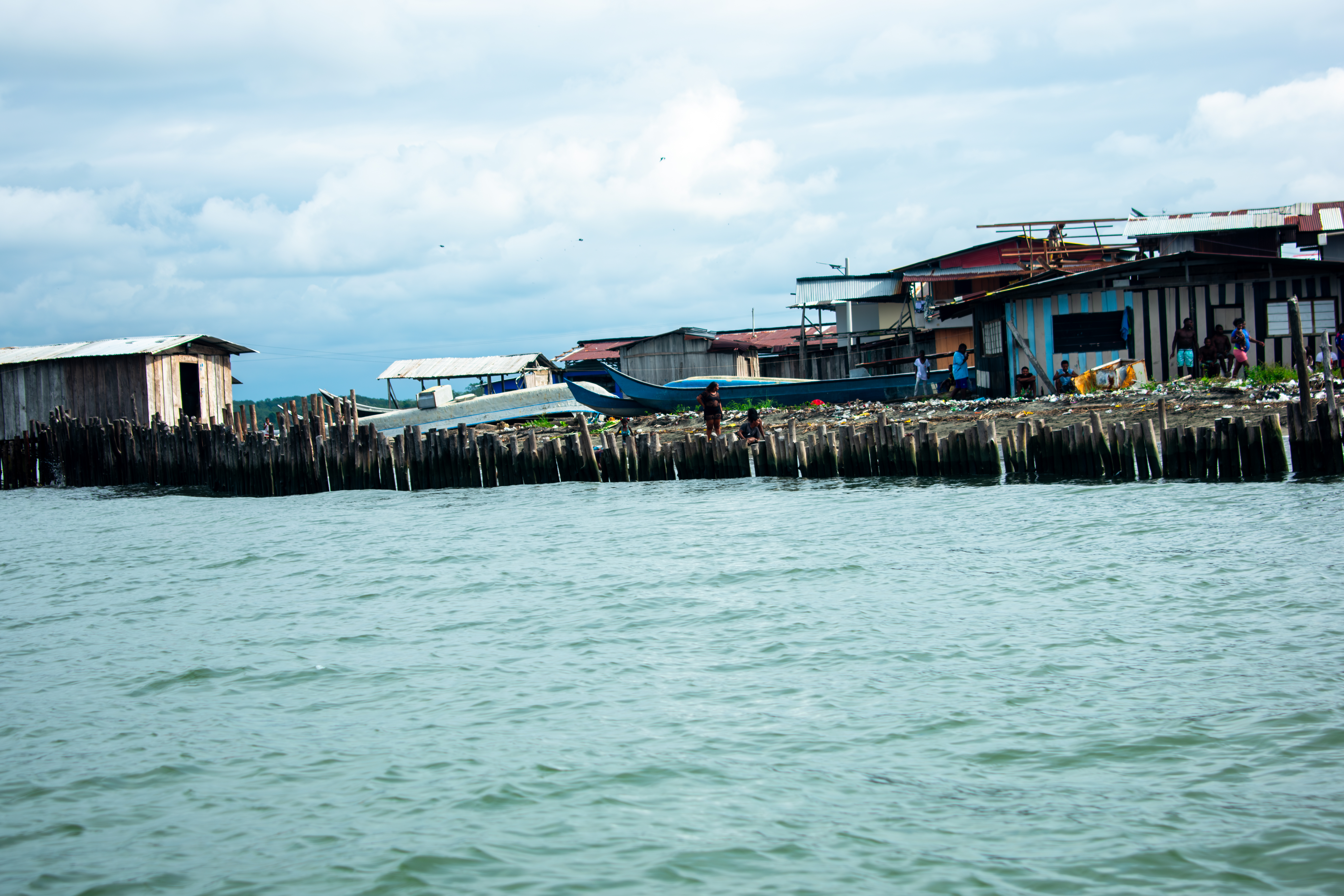 Las edifaciones costeras están soportadas en palafitos o columnas de cemento, buscando rehuir el nivel más alto de la marea. Fotografía: Manuel José Cárdenas Martínez.