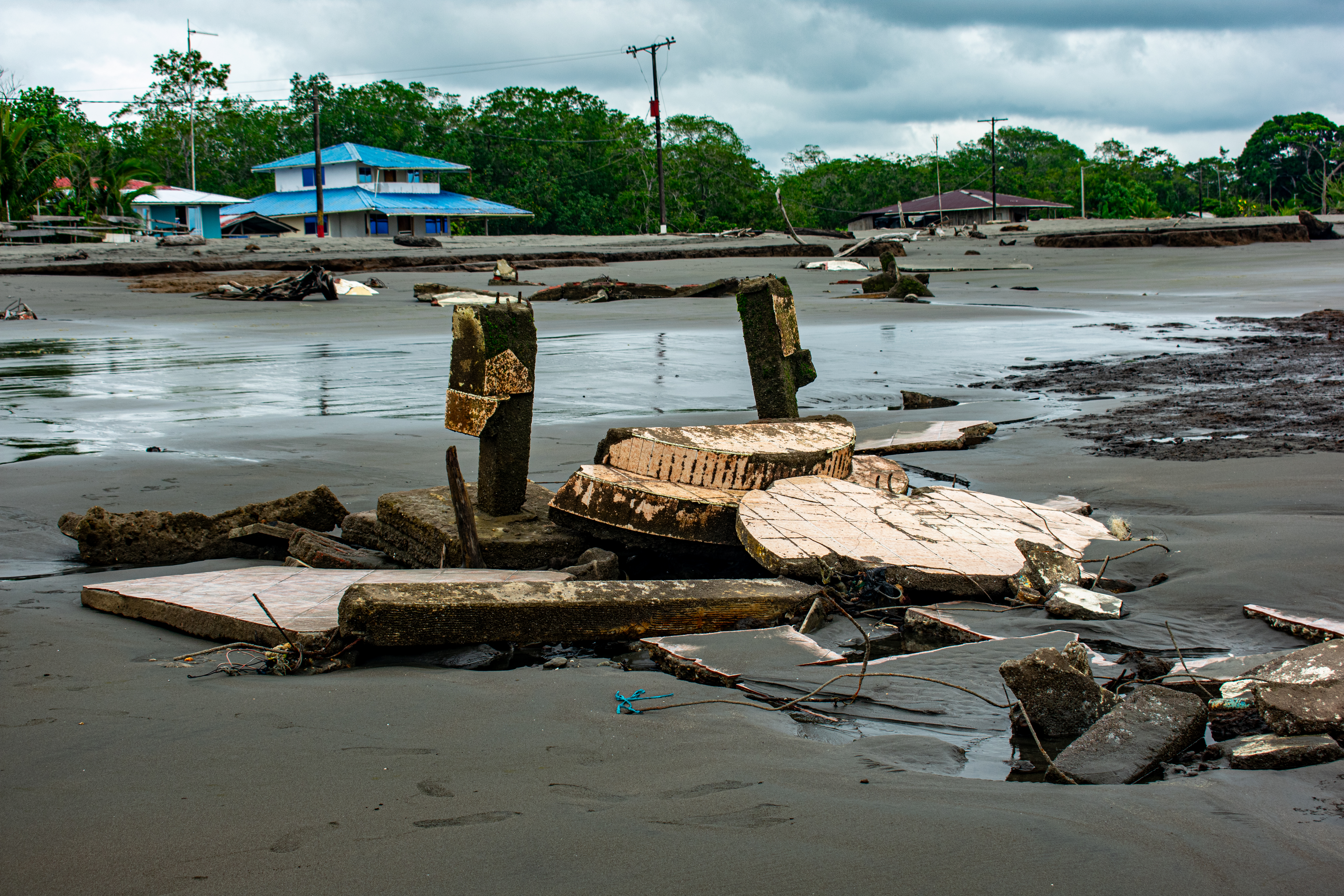El viejo altar en el que se erguía una virgen, roto y descompuesto por los golpes del oleaje. Fotografía: Manuel José Cárdenas Martínez.