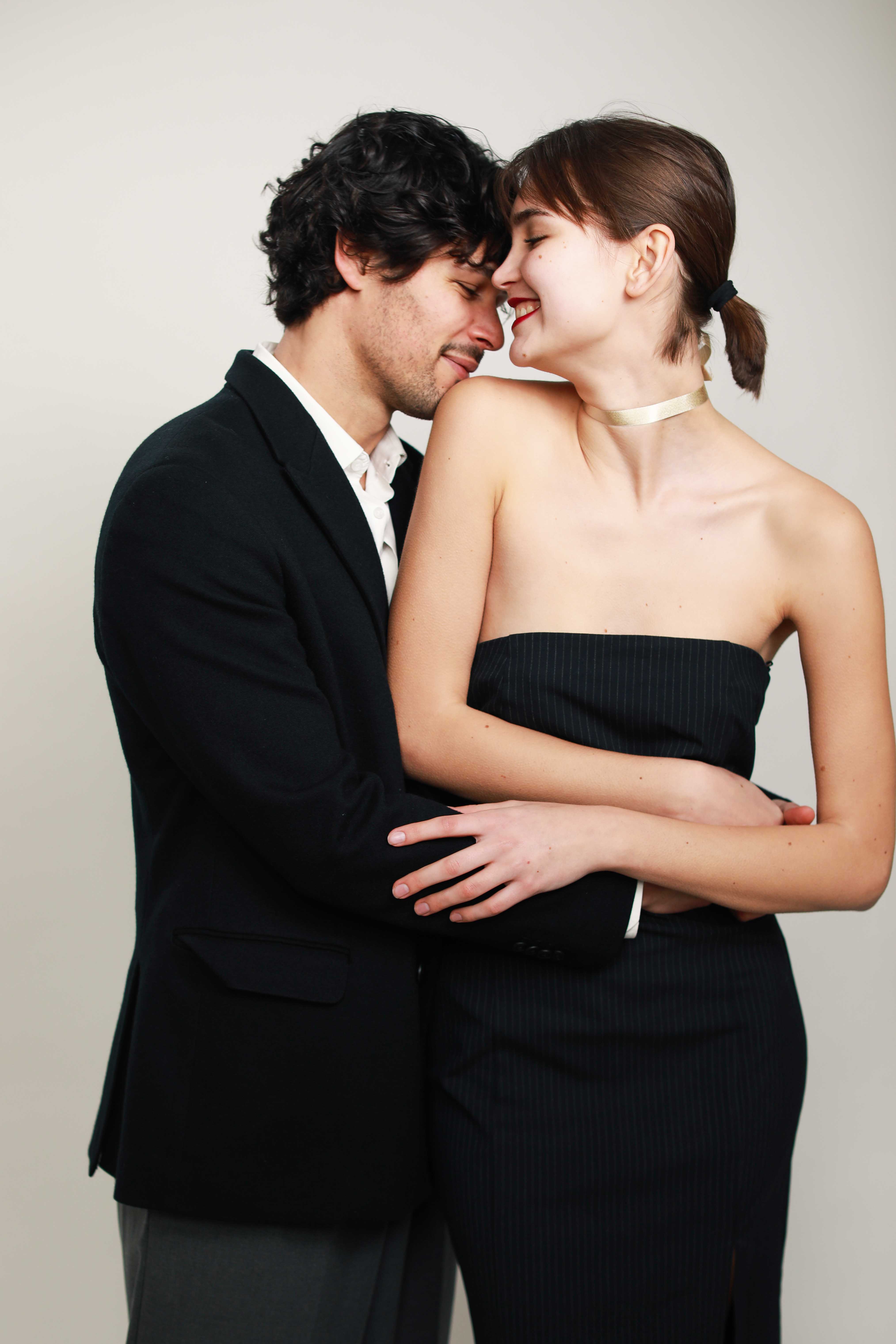 Couple complice et souriant en séance photo