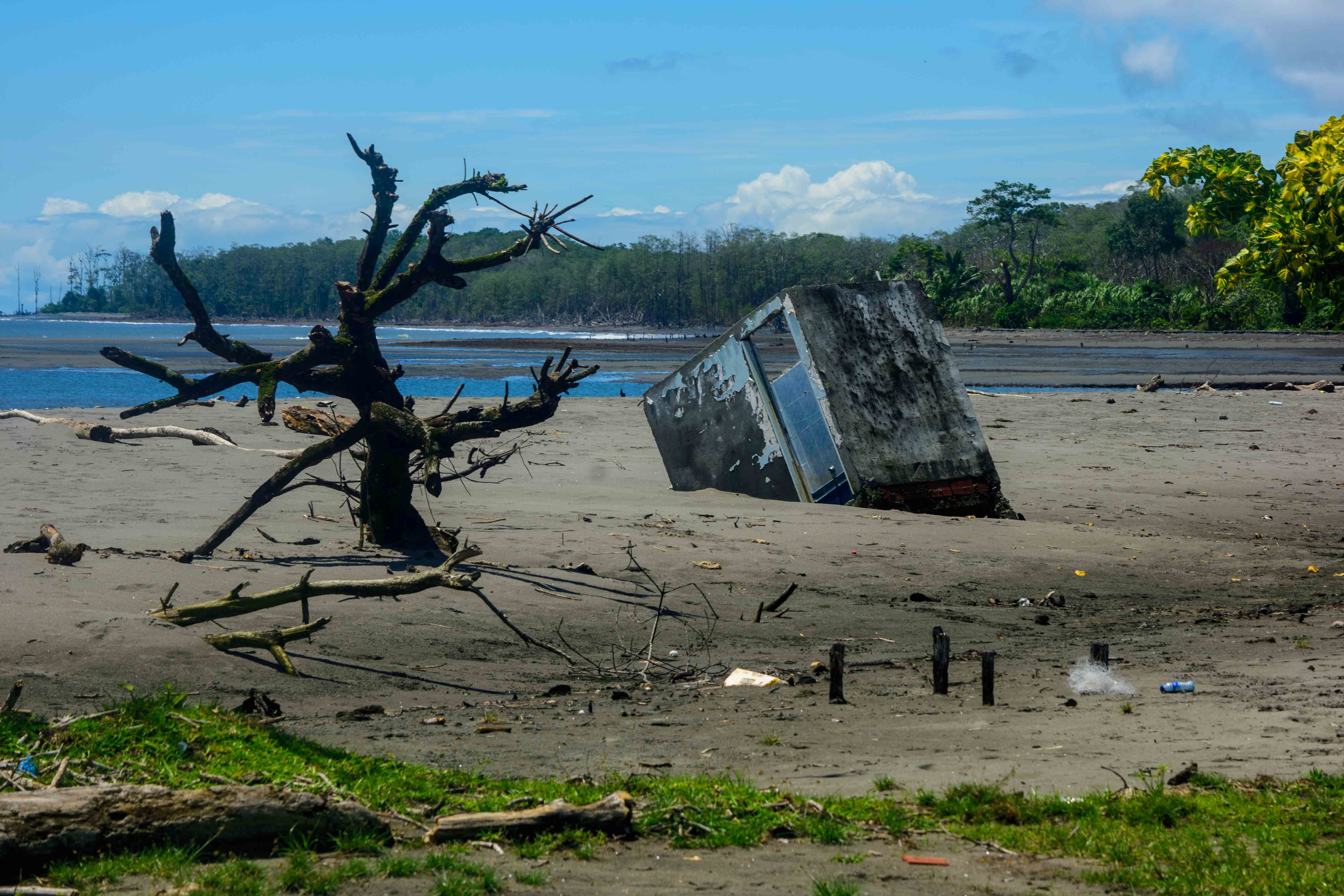 A través de los meses, el mar pasea por la costa los materiales arrebatados al pueblo. Fotografía: Manuel José Cárdenas Martínez.