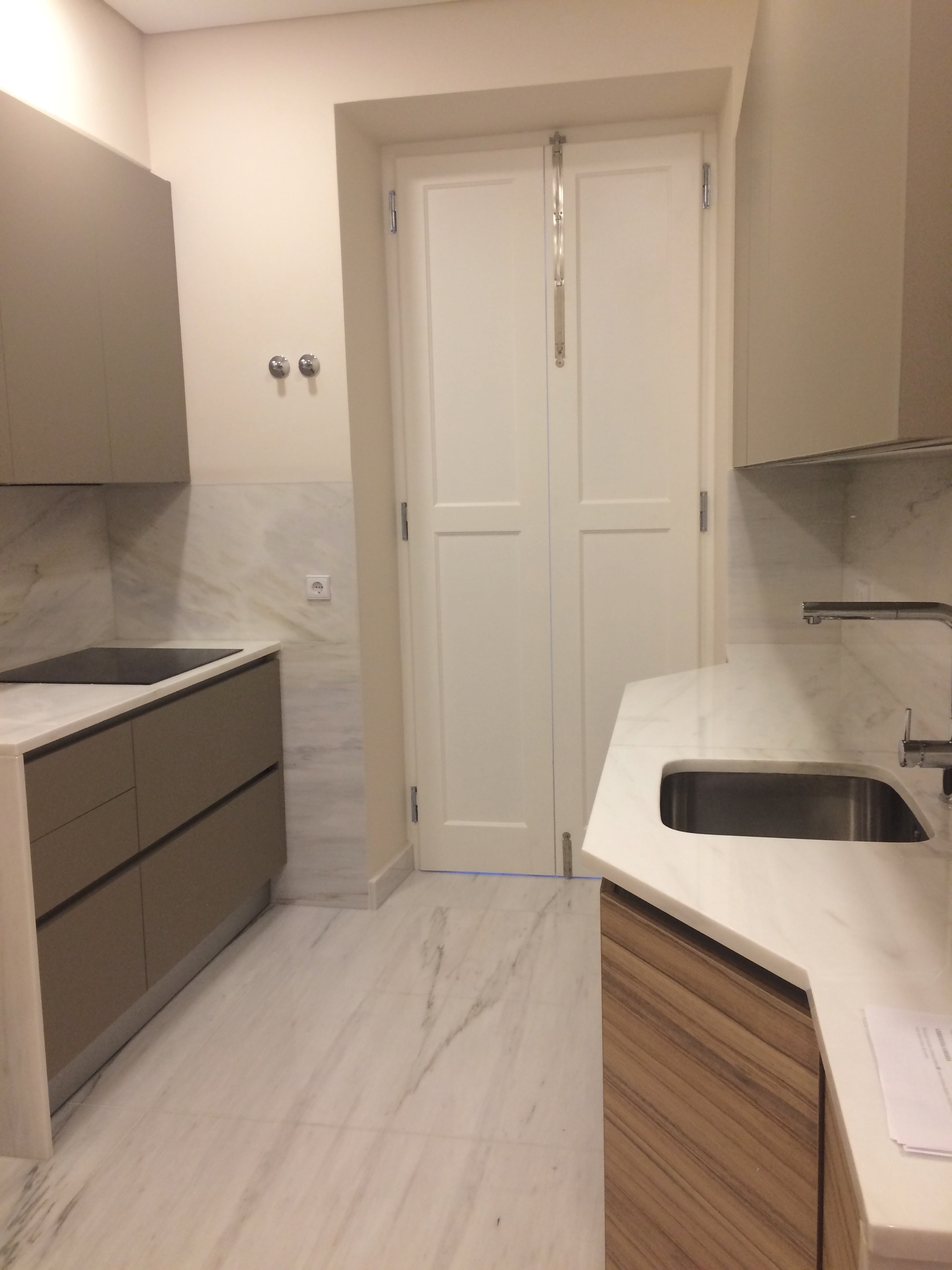 To enhance the natural ambiance and create a harmonious atmosphere, a light marble tone has been incorporated into the kitchen. This choice not only adds elegance and sophistication but also reflects light, amplifying the sense of brightness and spaciousness within the room.