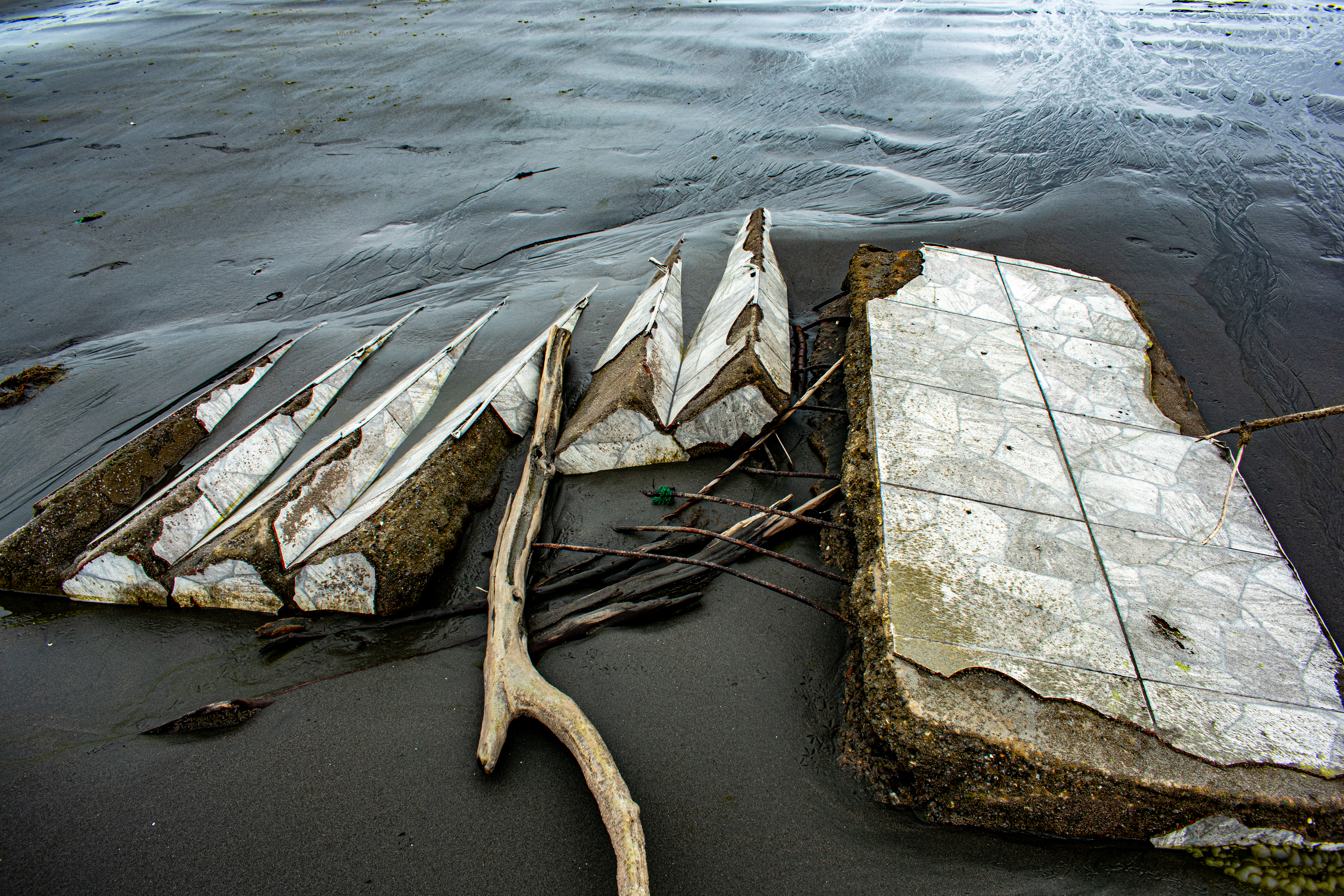 Escalinatas de cemento y porcelana sobresalen despedazas en la arena. Fotografía: Manuel José Cárdenas Martínez.